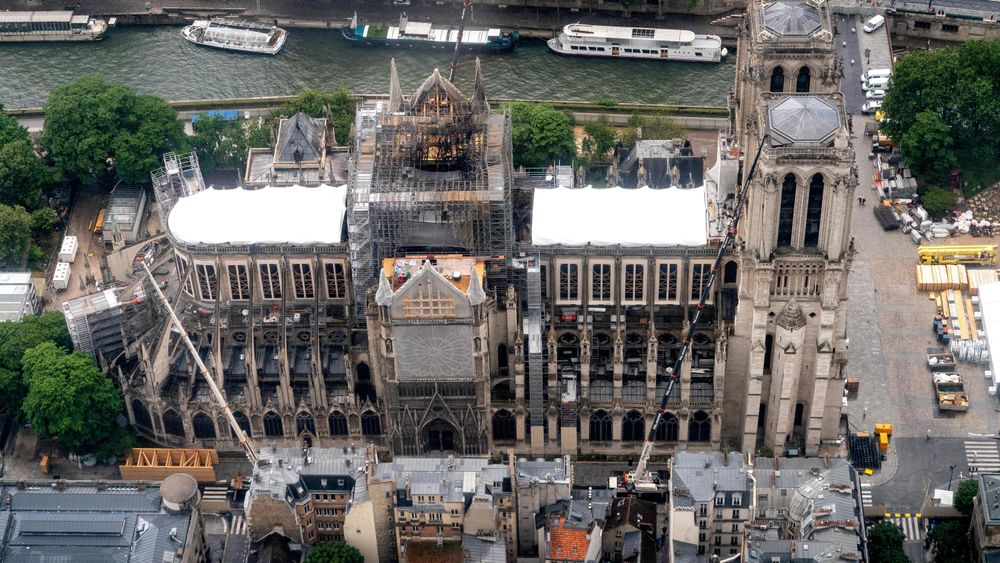 Notre-Dame sett ovenfra denne uka. Katedralen ble alvorlig skadet av brannen 15. april i år.