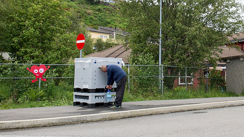 Vanntanker er plassert rundt på Askøy der folk som er tilknyttet Kleppe vannverk, kan tappe vann.