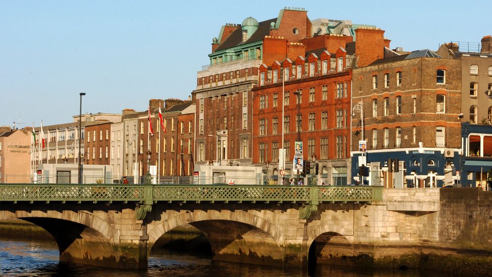 Fra 2030 skal det ikke være lov å kjøpe en ny bensin- eller dieselbil i Irland. Bildet viser en bro over elva Liffey i Dublin.
