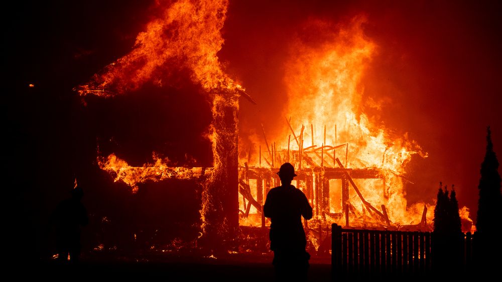 Brann i Paradise, California i 2018. 85 mennesker døde og 13.000 boliger brant etter at falne strømkabler antente voldsomme skogbranner i California i 2018. Nå har det konkursrammede strømselskapet PG & E inngått forlik med kommunene som ble rammet da og i tilsvarende branner i 2015 og 2017.