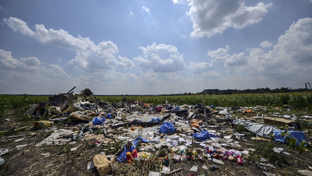I en eng i nærheten av landsbyen Hrabove øst i Ukraina havnet restene av MH17. B777-flyet fra Malaysia Airlines ble skutt ned 17. juli 2014. Bildet er tatt seks dager senere.