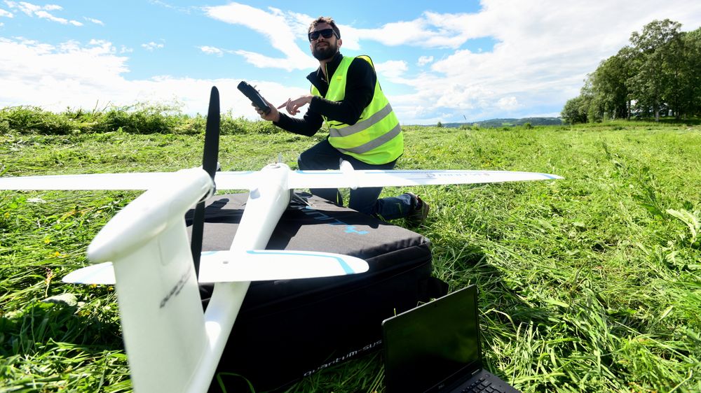 Denne dronen har en prislapp på drøyt 100.000 kroner. Forsker Stefano Puliti ved Nibio styrer den fra bakken.