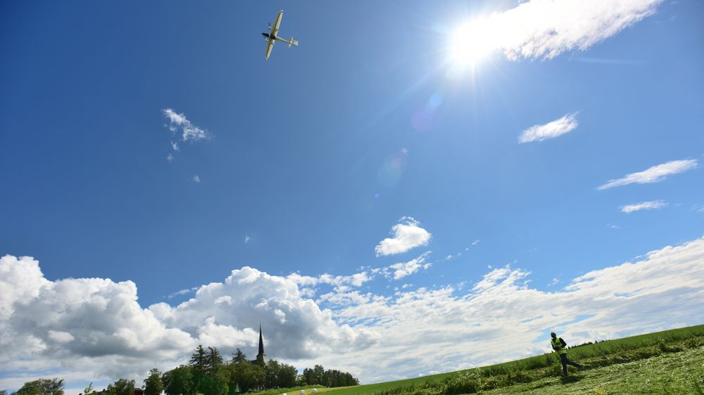 Ifølge Nibio er det bare de som har denne typen droner i Norge. Den kan fotografere et område på 1000 mål i løpet av batteritiden på en time. Propellene kan vinkles oppover, og her går dronen inn for vertikal landing.