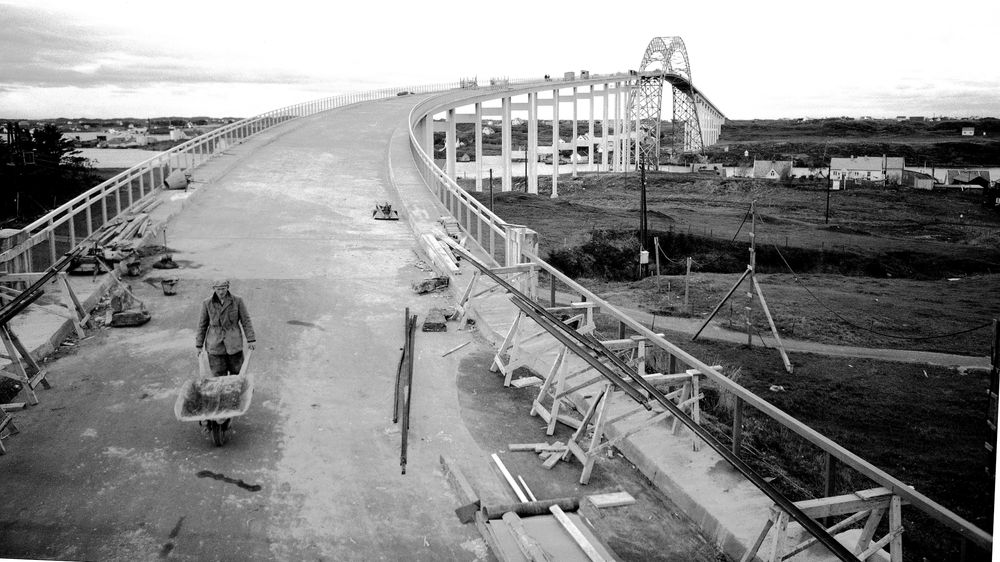 Her legges siste hånd på verket et par dager før åpningen av Karmsund bru i 1955.