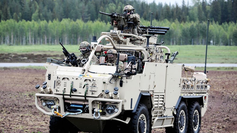 Fra en demo ved Forsvarets spesialkommando: Operatører på et Supacat HTM Extenda-kjøretøy sikrer et område.