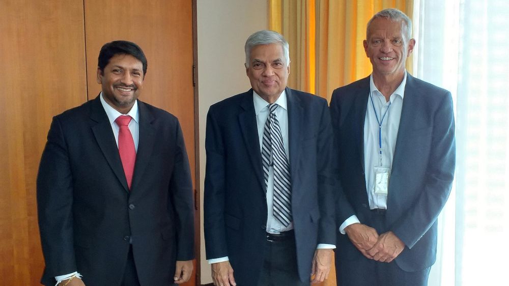 Anzyz-direktør Svein Olaf Olsen møtte Sri Lankas statsminister og forsvars- og massemedieminister. F.v.: Forsvars- og massemedieminister Ruwan Wijewardene, statsminister Ranil Wickremesinghe og Anzyz-direktør Svein Olaf Olsen.