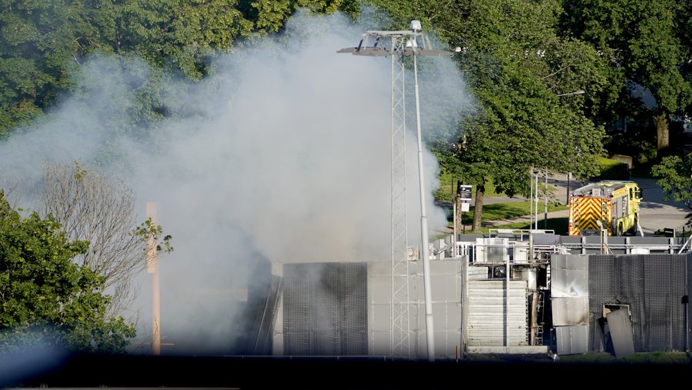 Røyk og damp steg opp fra Uno-X-stasjonen i Sandivka i Bærum etter eksplosjonen 10. juni.