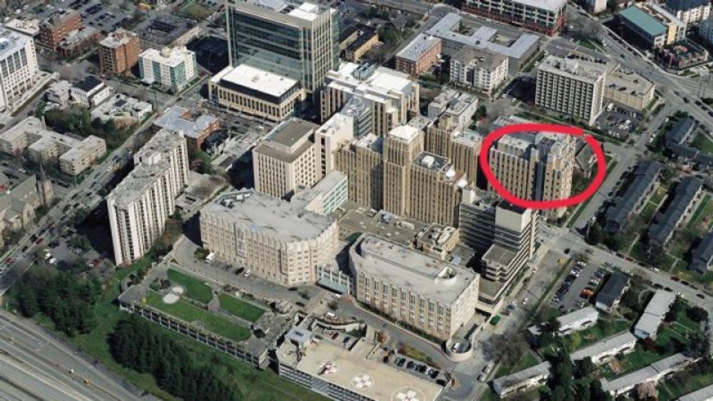 Det var i den markerte bygningen, som huser et forskningssenter ved UW Medicine Harborview Medical Center i Seattle-bydelen Capitol Hill, at dekommisjoneringen av et apparat for bestråling av vevsprøver førte til en radioaktiv forurensing som krever måneders opprydning.