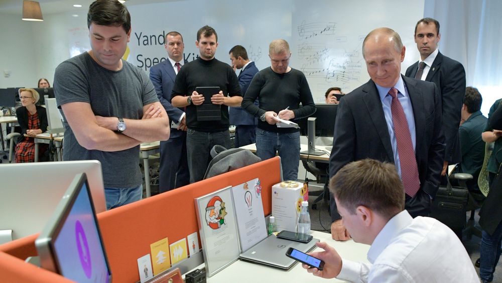 Russlands president Vladimir Putin under et besøk ved søkemotoren Yandex sitt hovedkvarter i Moskva i 2017.