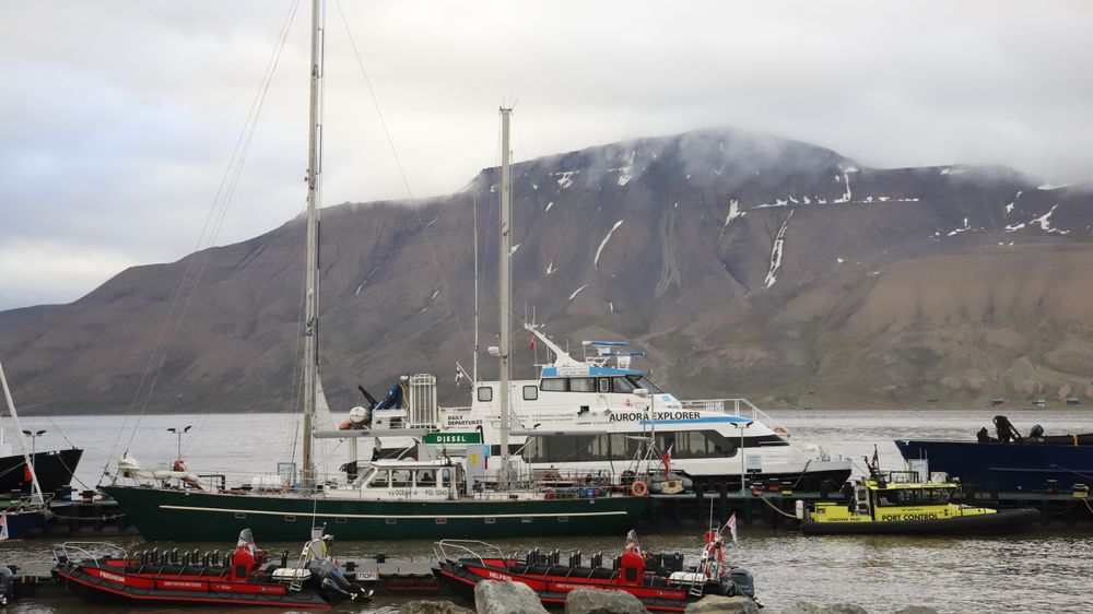 Småbåttrafikken rundt Svalbard er sterkt økende. Aurora Explorer i bakgrunnen.