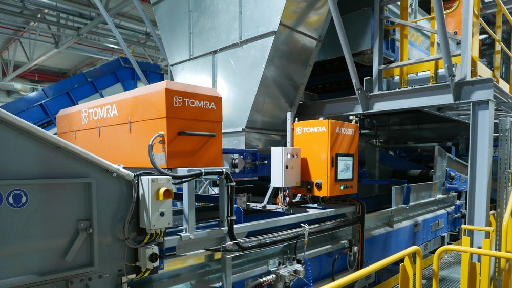 I sorteringshallen til IVAR på Forus i Stavanger skilles plast, metall og papir ut fra restavfallet automatisk, ved hjelp av NIR-maskiner fra norske Tomra.