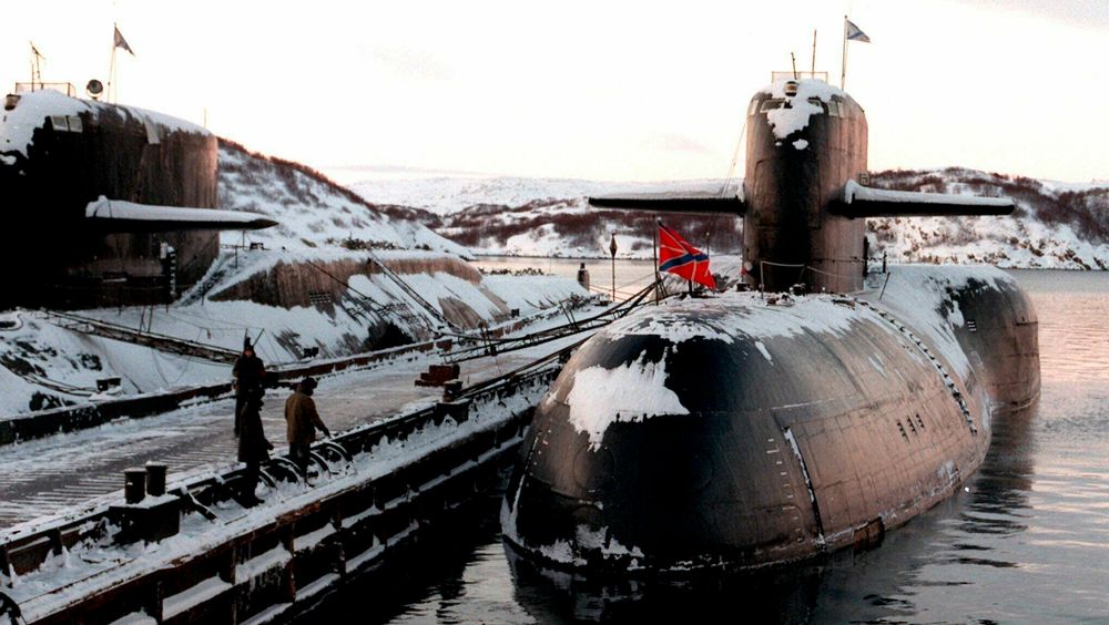 Illustrasjonsbilde: Utrangerte russiske atomubåter ligger til kai i Severomorsk, hvor den russiske nordflåten har sin base. Arkivbilde fra 1. januar 1998.