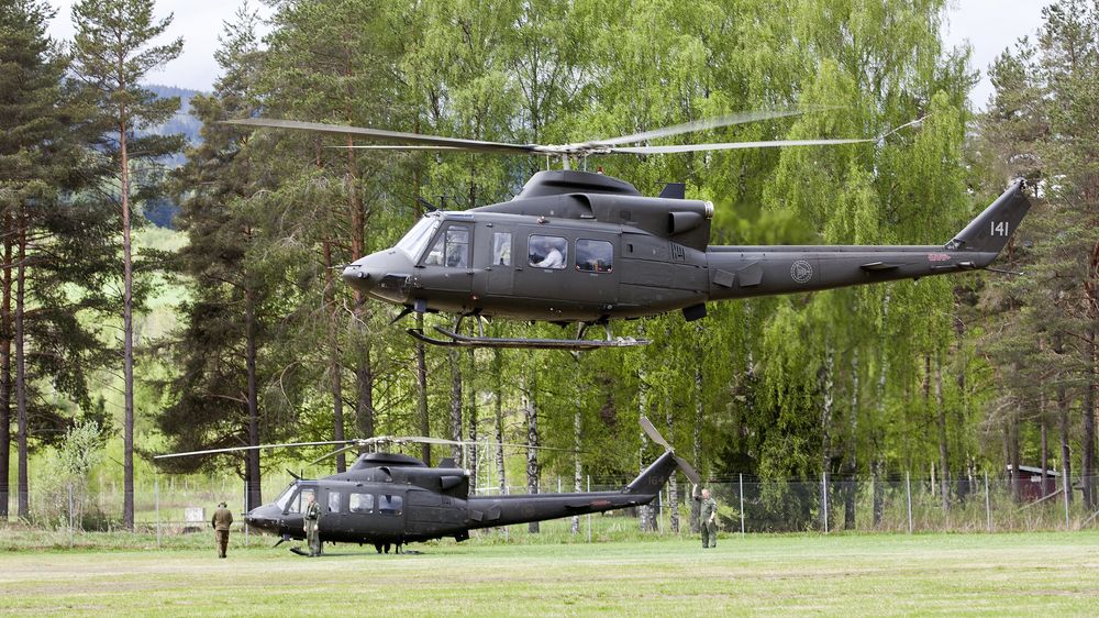 To av Forsvarets Bell 412-helikoptre i forbindelse med at de bisto Politiet med helikoptre under flommen på Østlandet for seks år siden.