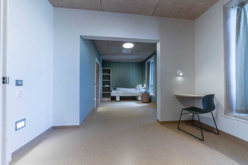Pasientrom på psykiatrisk akuttavdeling i Tønsberg. Lampen er styrt til høy fargetemperatur som skal gi energi.