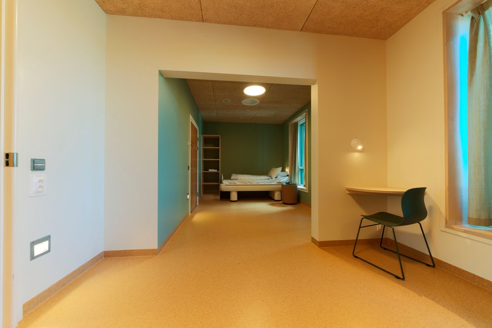 Pasientrom på psykiatrisk akuttavdeling i Tønsberg. Lampen er styrt til lav fargetemperatur som skal virke beroligende.