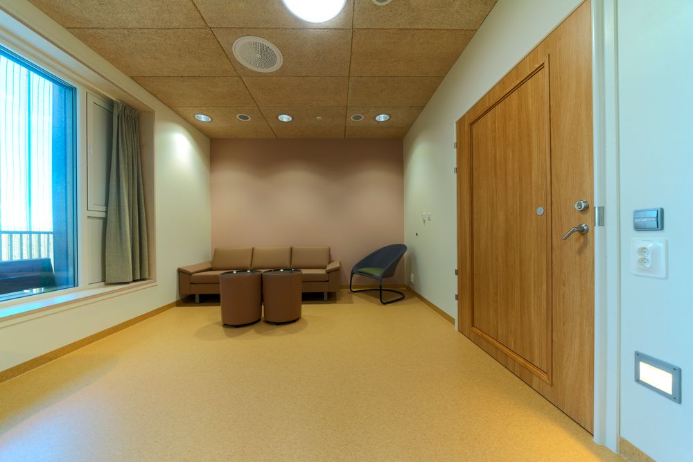 Samtalerom på psykiatrisk akuttavdeling i Tønsberg. Lampenes fargetemperatur følger en døgnrytme som skal kalibrere pasientens biologiske døgnrytme.