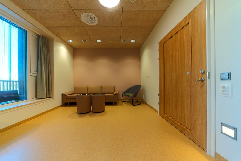 Samtalerom på psykiatrisk akuttavdeling i Tønsberg. Lampene er styrt til lav fargetemperatur som skal virker beroligende.