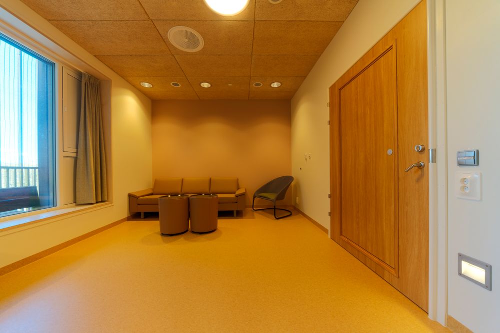 Samtalerom på psykiatrisk akuttavdeling i Tønsberg. Lampene er styrt til lav fargetemperatur som skal virker beroligende.