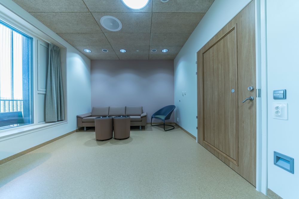 Samtalerom på psykiatrisk akuttavdeling i Tønsberg. Lampenes fargetemperatur følger en døgnrytme som skal kalibrere pasientens biologiske døgnrytme.