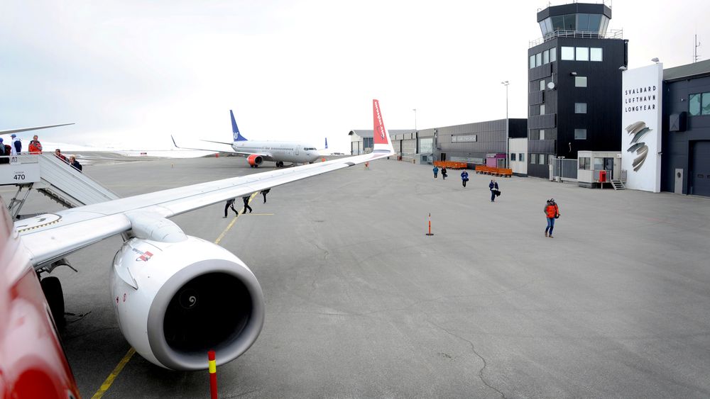 Det har vært økende flytrafikk til Svalbard de siste årene. Med alternativ energi vil utslippene fra flyplassen bli mindre. 