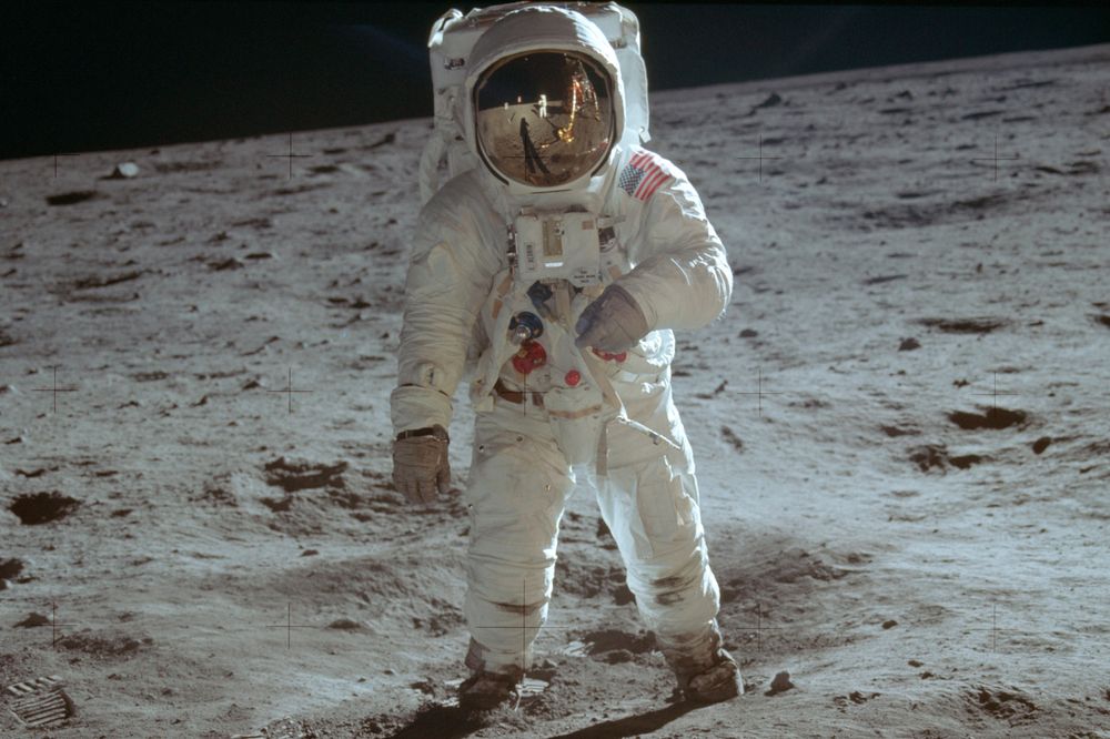 Buzz Aldrin på månen. Fotografen er – naturlig nok – kollega Neil Armstrong, som man kan se speilet i visir på Aldrins hjelm.