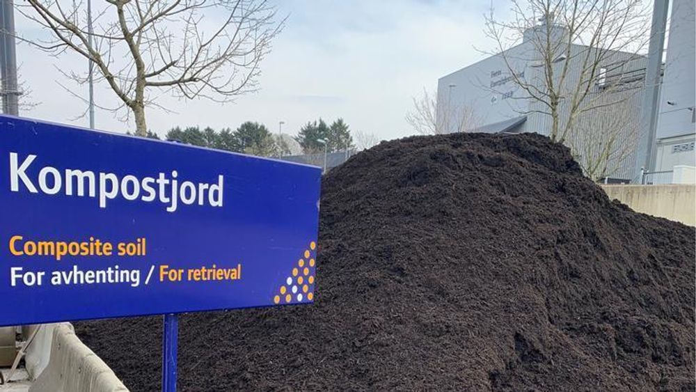 Komposteringsanlegget til IVAR på Hogstad er bøtelagt, og fire personer tiltalt for brudd på forurensningsloven ettersom påbudet om at ferdig kompost skal lagres innendørs på selskapets eiendom, er brutt.