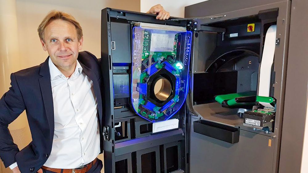 Avansert maskin: Geir Sæther ved Tomras nyeste generasjon returautomat med Flow Technology.