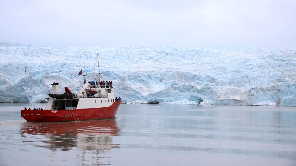 Siden 1996 har de arktiske havområdene opplevd en gjennomsnittlig havnivåstigningen på 2,2 mm i året, ifølge forskerne. Bildet viser turistbåten Polargirl ved Nordenskiöldbreen på Svalbard.