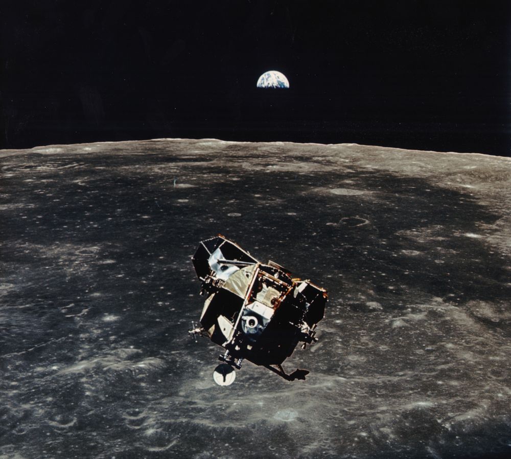 Etter to og en halv time på månen, returnerer astronautene Edwin E. Aldrin og Neil Armstrong tilbake til LM "Eagle" for forberedelser til oppskytning fra månen under Apollo 11-oppdraget.