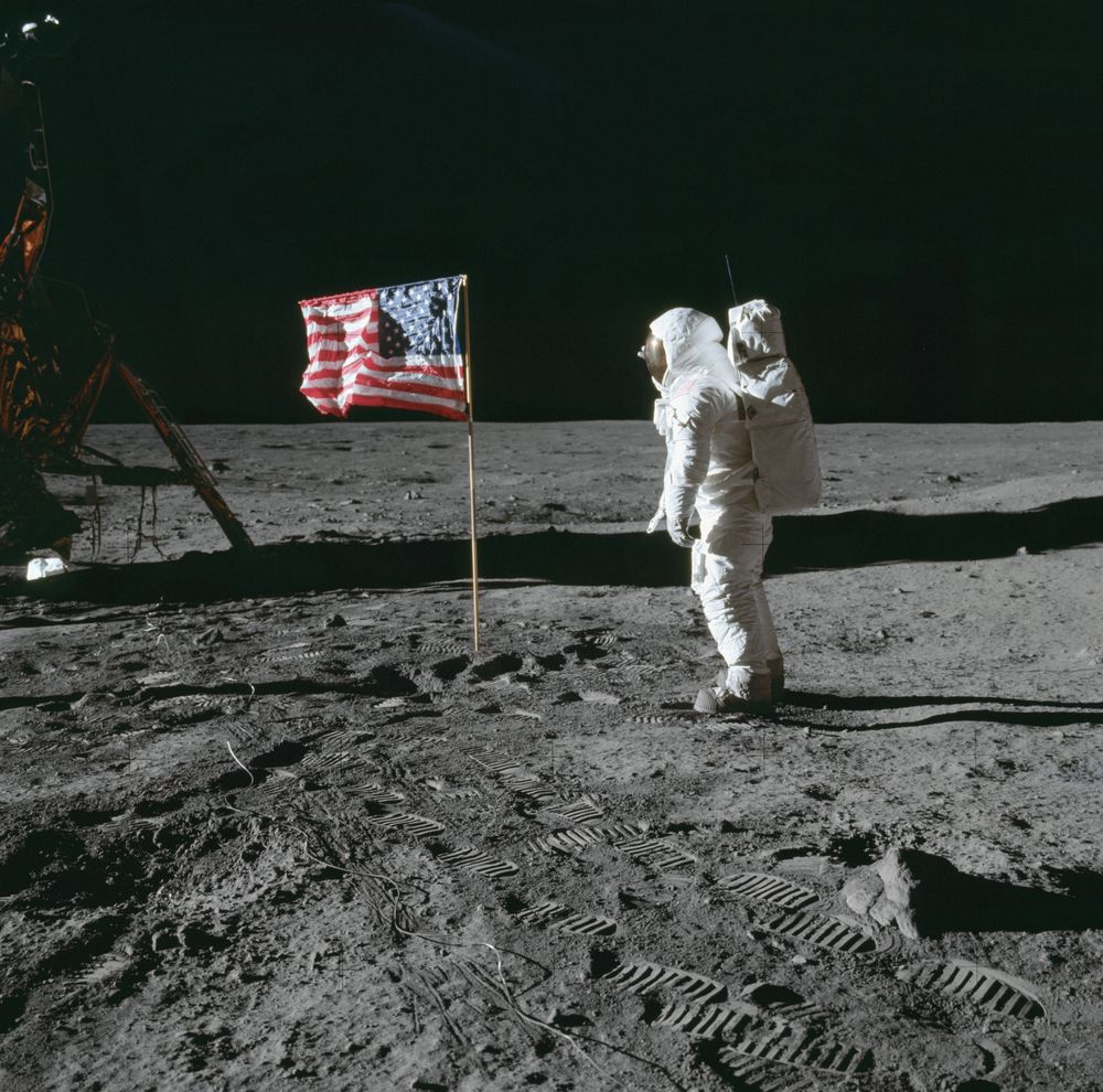 Astronaut Edwin E. Aldrin ved siden av det amerikanske flagget på månen under Apollo 11-oppdraget.