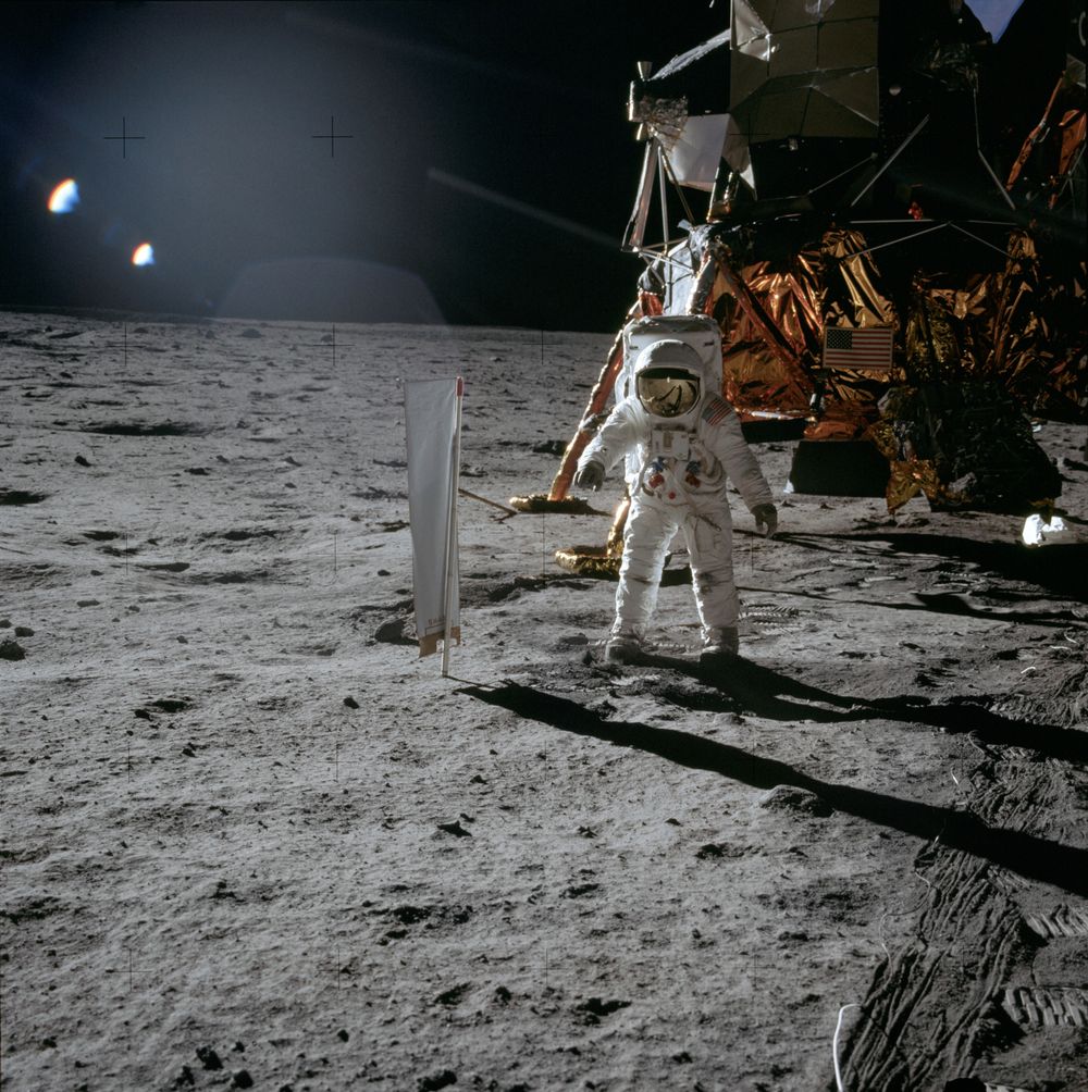 Astronaut Edwin E. Aldrin står ved siden av utstyr til sol-vind-eksperiment på månen under Apollo 11-oppdraget.