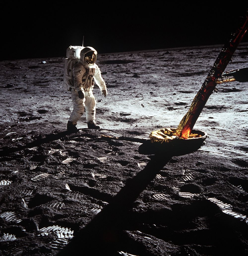Astronaut Edwin E Aldrin går på månen under Apollo 11-oppdraget.