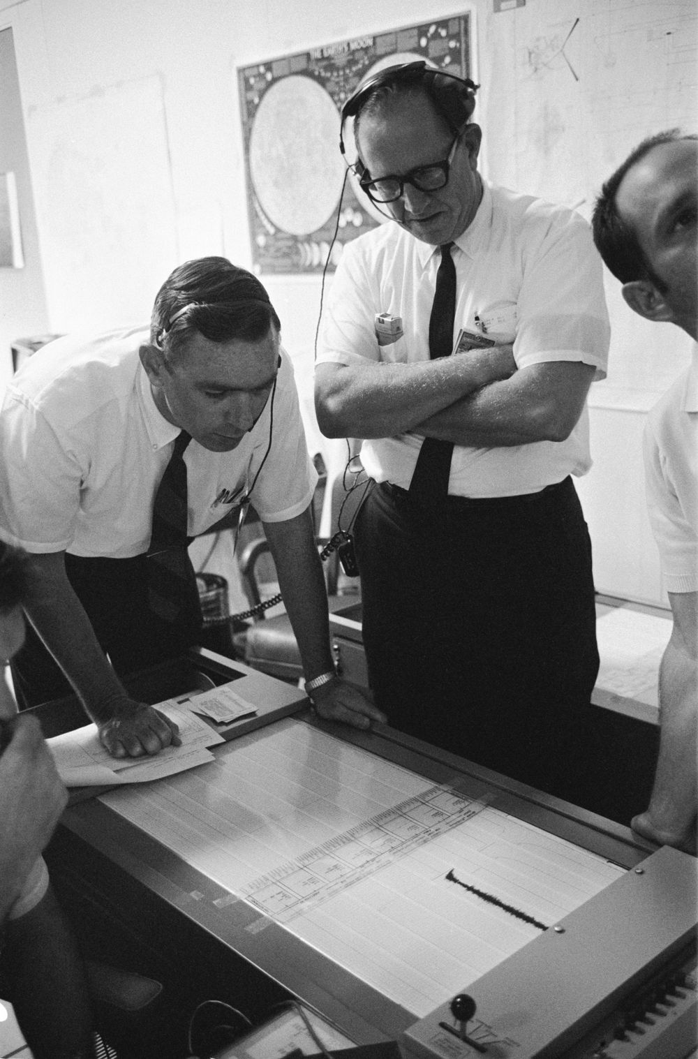 Dr Garray Latham studerer seismiske målinger fra månen, i forbindelse med Apollo 11-oppdraget