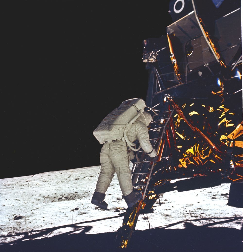 Astronaut Edwin E Aldrin på vei til å ta sitt første steg på månen under Apollo 11-oppdraget.