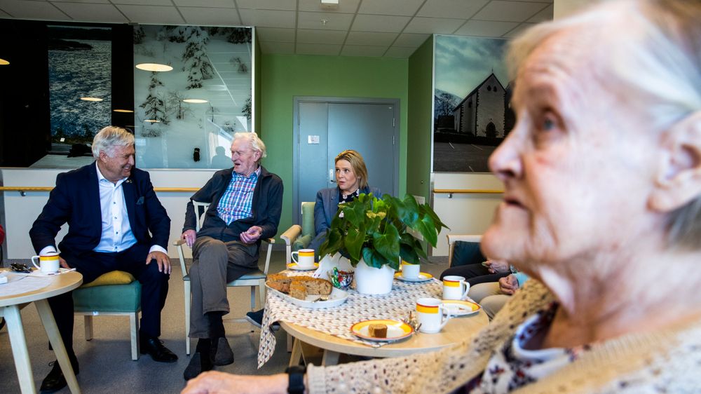 Eldre- og folkeminister Sylvi Listhaug besøker Løkentunet sykehjem. Listhaug får høre om satsningen på god mat og måltidsglede og om tilbudet til personer med demens. 