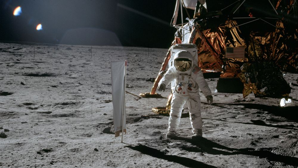 Astronaut Edwin E. Aldrin står ved siden av utstyr til sol-vind-eksperiment på månen under Apollo 11-oppdraget.