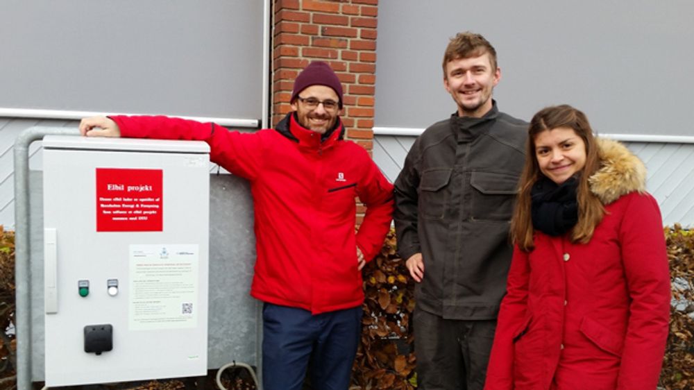 DTUs elektroforskere Andreas Thingvad og Lisa Calearo, med Mattia Marinelli som jobber med ACES-prosjektet på Bornholm.