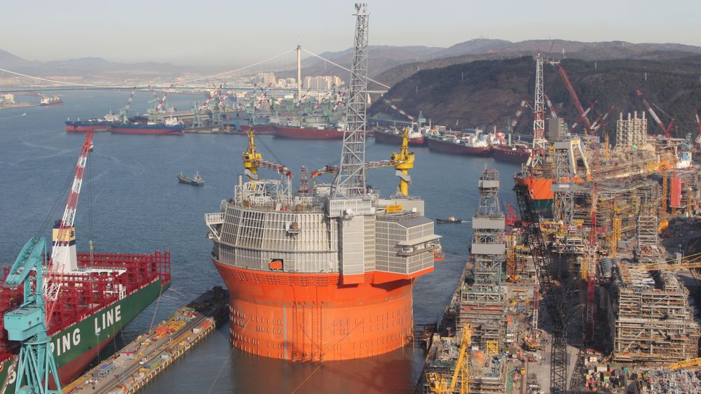 Goliat-prosjektet hadde store problemer, både ved verftet i Sør-Korea og etter at den runde FPSO-en kom til Norge. Her er Goliat på vei ut av H-dokken ved Hyundais offshoreverft i Ulsan.