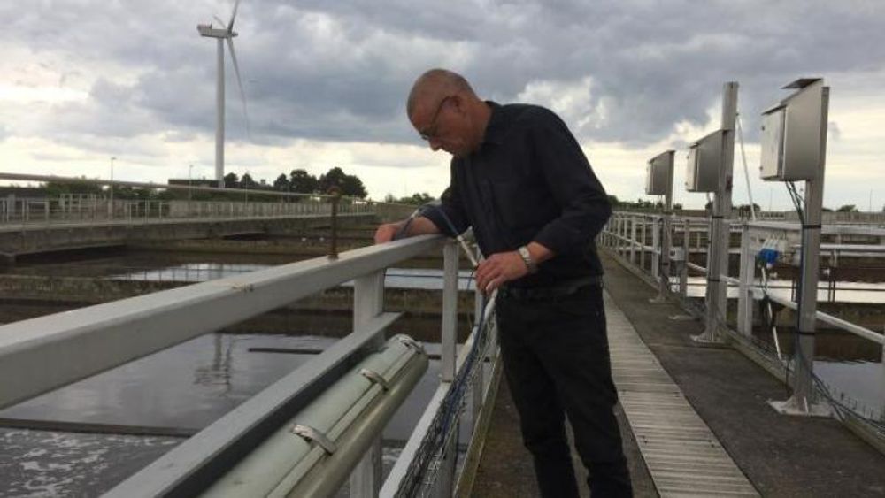 Nick Ahrensberg sjekker lystgass-sensoren i et av forsøksbassengene på Biofos' Renseanlæg Avedøre.