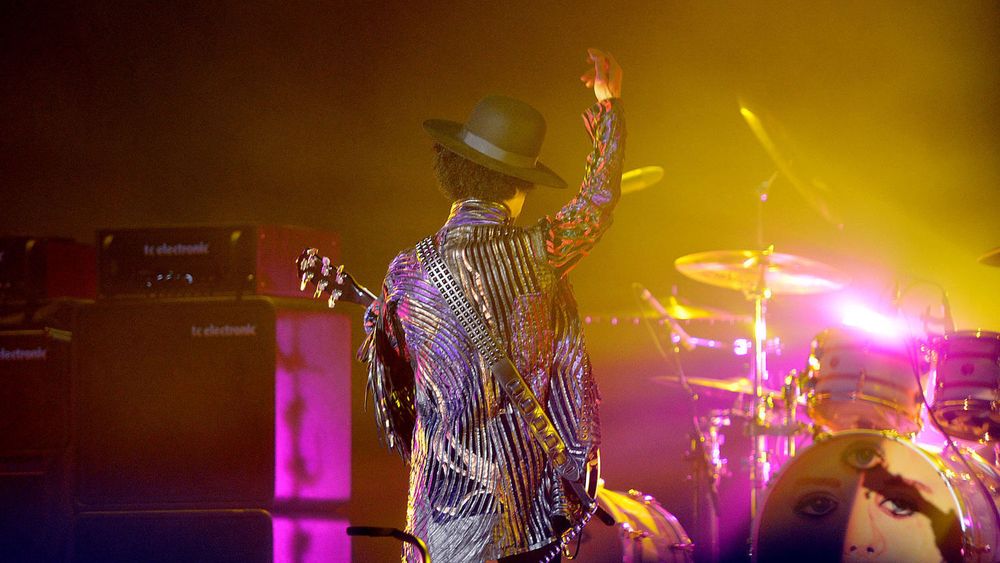 Trådløse mikrofoner fins svært mange steder. Alt fra bedehus via konferanselokaler til artister bruker trådløse mikrofoner. Her fra en konsert med Prince i Stockholm i 2013.