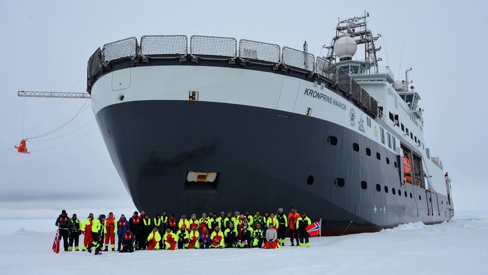 FF Kronprins Haakon og besetning under testtoktet nord for Svalbard tidlig i 2018. Nå går ferden sannsynligvis til Tromsø i løpet av torsdagen for bunkring og så videre til Longyearbyen for å gjenoppta toktvirksomhet.