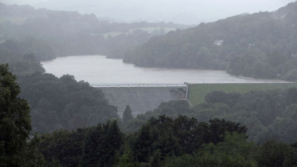 Demningen Toddbrook Reservoir ved småbyen Whaley Bridge i England har fått skader etter flere dager med kraftig regn. Småbyen evakueres av frykt for at demningen skal briste.