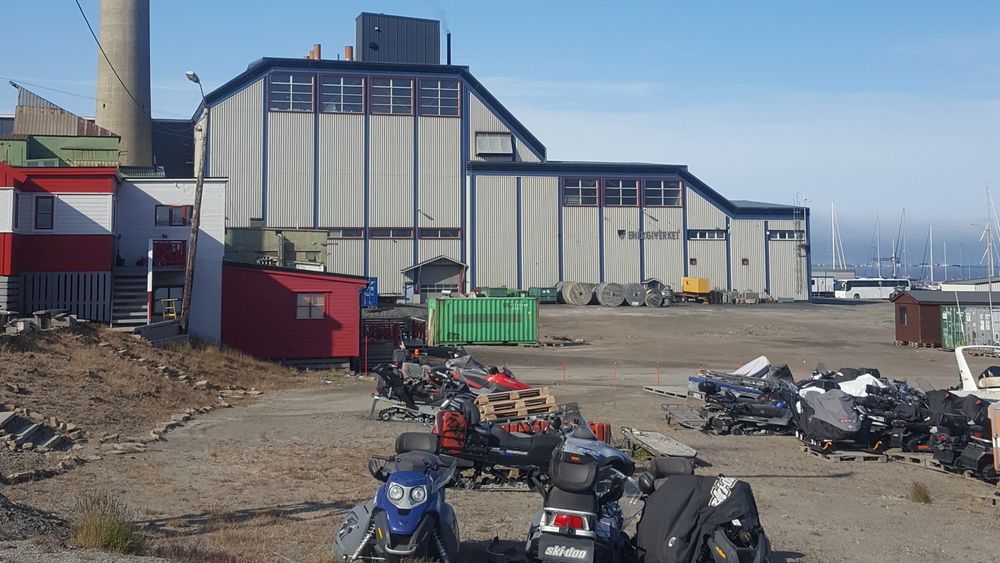 Snøscootere på bar bakke sier noe om temperaturvariasjonene energiverket i Longyearbyen må forholde seg til. Nå vil de bruke batterier til å stabilisere strømproduksjonen.
