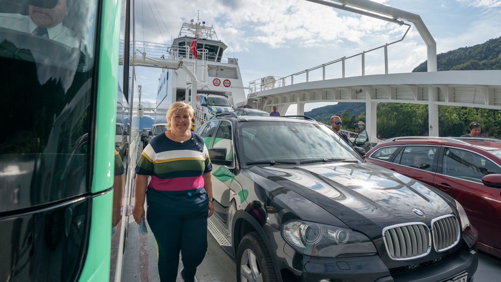 Statsminister Erna Solberg om bord på en ferje under denne ukens Vestlands-turné. For anledningen dessverre ikke ved siden av en elbil.