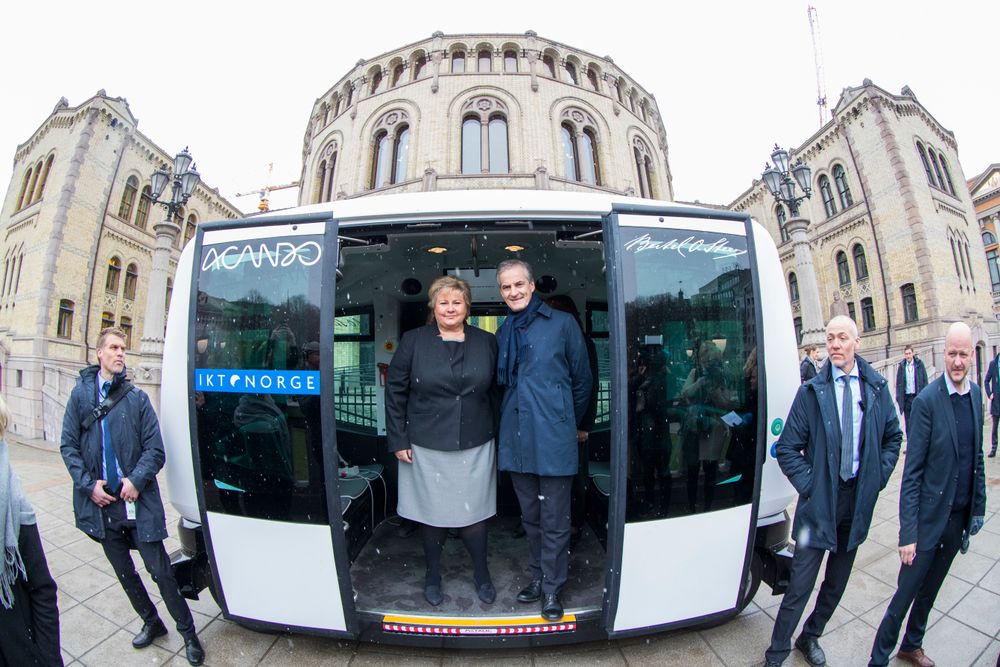 Her prøver statsminister Erna Solberg (H) selvkjørende buss. Hun krever at offentlig transport skal forurense mindre i årene som kommer.