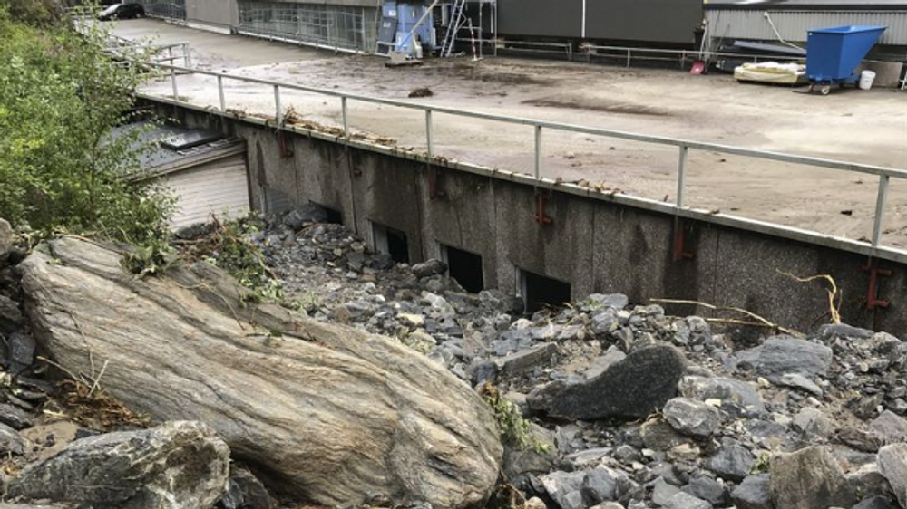 Da Årneselva rant over sine bredder, fylte den opp hele andre etasje i lokalene til Brødrene Aa, før gulvet kollapset og den flommet videre ned i første etasje. Enorme mengder stein, grus og slam ble dratt med inn.