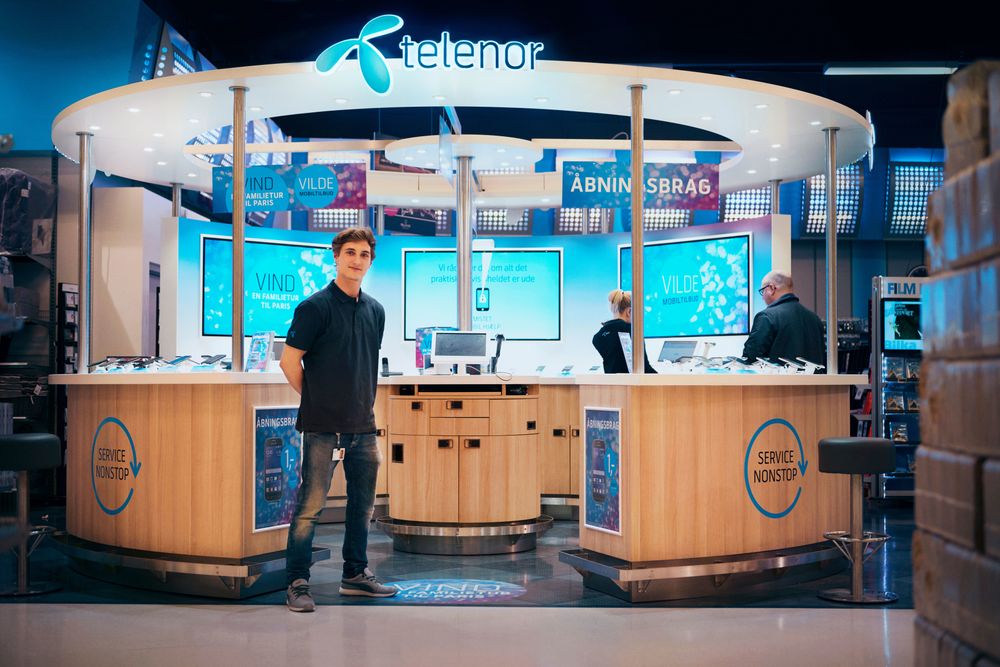 Telenor får litt å tenke på nå som ansatte i minst en Telenor-butikk i Danmark skal ha svindlet kunder og levert utstyr til kriminelle miljøer. Bildet er fra en Telenor-butikk i Danmark, men verken denne butikken eller de ansatte på bildet er omfattet av svindelen.