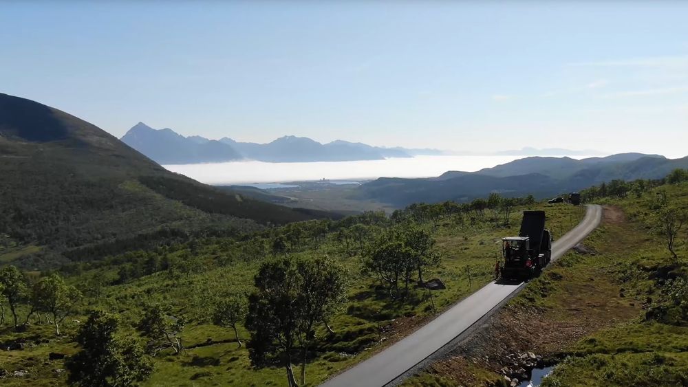 Asfaltlagene til Veidekke jobbet i naturskjønne omgivelser da de klargjorde 6,5 kilometer grusvei i Hadsel for årets Arctic Race of Norway.