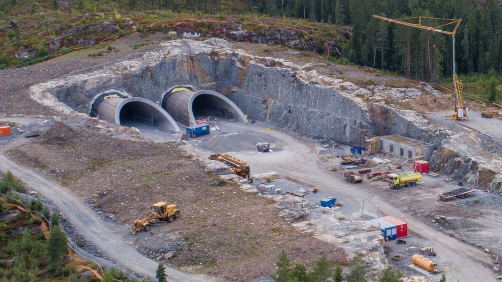 E134-tunnelene mellom Damåsen og Saggrenda ligger i utkanten av det vernede området rundt sølvgruvene i Kongsberg. Norsk Bergverksmuseum var derfor interessert i steinprøvene Vegvesenet har tatt i forbindelse med tunnelplanleggingen.