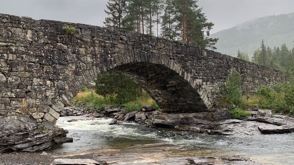 Lunde bru er Norges eldste tørrmurte steinhvelvbru som fremdeles er i bruk på offentlig vei.